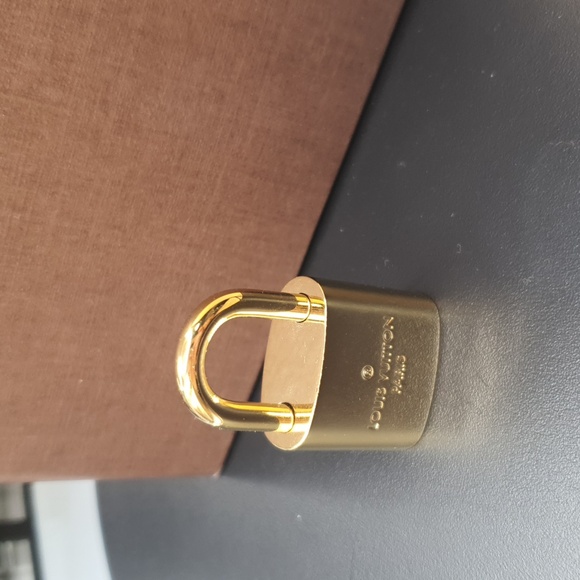Auth ⚘️NEW 💗Louis Vuitton LOCK 🔐 #443- Rare W/LV box -full inclusion- - Picture 9 of 10